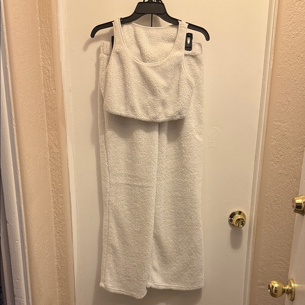 Elegant White Sleeveless Dress